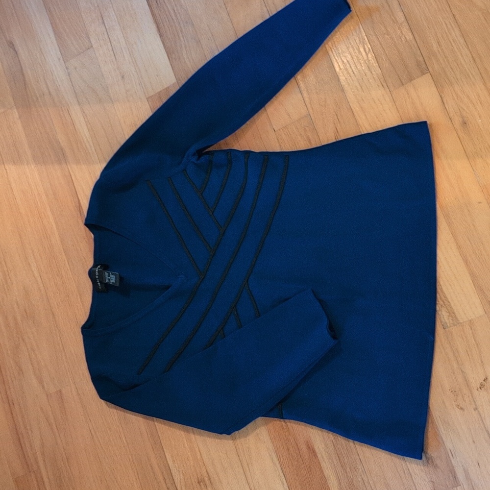 Cable & Gauge Deep Blue V-Neck Sweater
